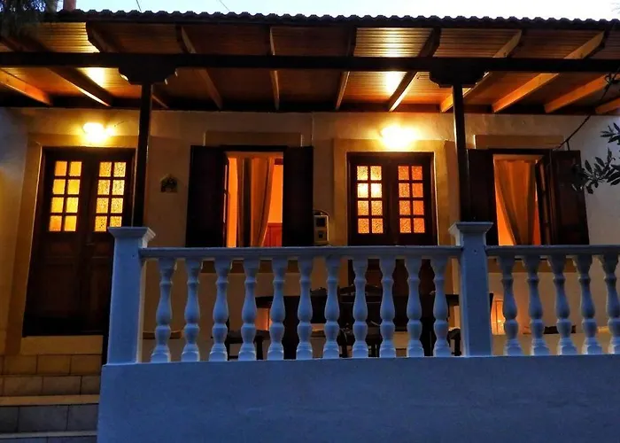 Traditional Efterpi Apartamento Chalki Town